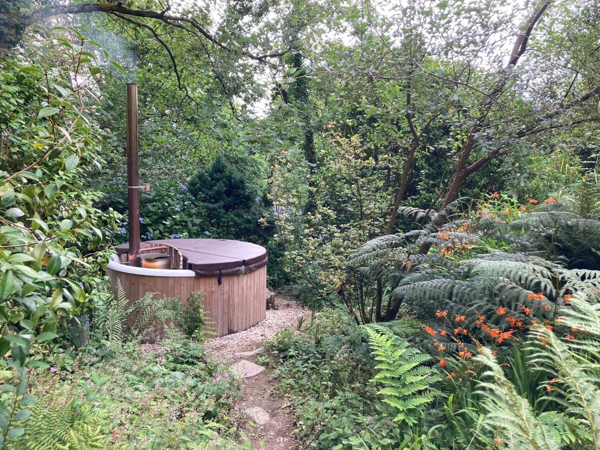 Enchanting Hand Painted Tabernacle With Hot Tub * Bude